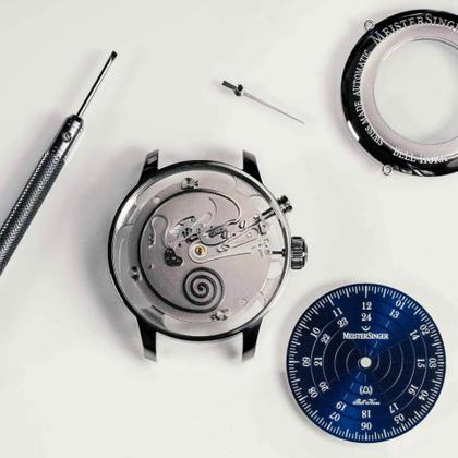 MeisterSinger Bell Hora Edelstahl blaues Zifferblatt braunes Lederband – Herrenuhren Uhr ohne Datum aus Edelstahl. Das Gehäuse ist rund und silber. Das Lederarmband ist braun. Das Zifferblatt ist arabisch und blau. – Ansicht 5