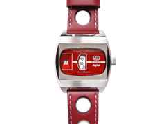 UMF Ruhla Scheibenuhr Automatik mit springender Stunde Edelstahl 41mm rotes Zifferblatt rotes Lederband limitiert – Herrenuhren Uhr ohne Datum aus Edelstahl und Leder. Das Gehäuse ist tonneauform und silber. Das Lederarmband ist rot. Das Zifferblatt ist digital und rot.