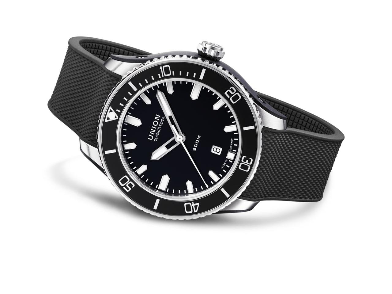 Union Glashütte Belisar  Datum Sport Automatik Edelstahl 45mm schwarzes Zifferblatt schwarzes Kautschukband – Herrenuhren Uhr mit Datum aus Edelstahl. Das Gehäuse ist rund und silber. Das Kautschuk / Kunststoff / Silikon Armband ist schwarz. Das Zifferblatt ist ein Index in schwarz. – Ansicht 4