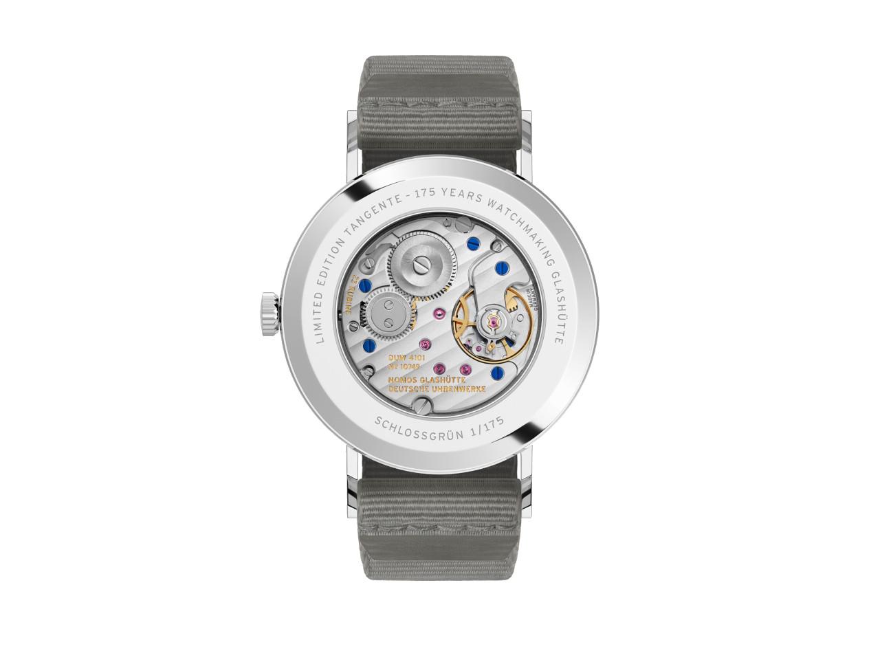Nomos Glashütte Tangente 38 Datum "175 Years Watchmaking - Schlossgrün" Handaufzug Edelstahl grünes Zifferblatt graues Textilband Glasboden – Herrenuhren Uhr mit Datum aus Edelstahl. Das Gehäuse ist rund und silber. Das Textilarmband ist grau. Das Zifferblatt ist arabisch Index und grün. – Ansicht 2