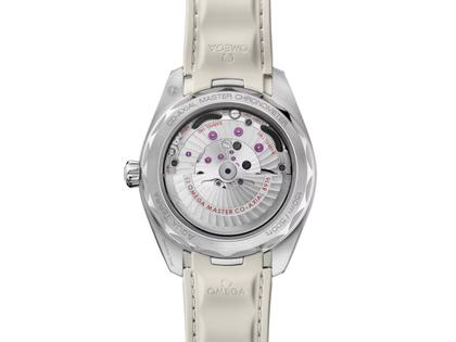 Omega Seamaster Aqua Terra 150M Automatik Kleine Sekunde Edelstahl 41mm silberbeiges Zifferblatt Kautschukband – Herrenuhren Uhr mit Datum aus Edelstahl und Kautschuk. Das Gehäuse ist rund und silber. Das Kautschuk / Kunststoff / Silikon Armband ist beige. Das Zifferblatt ist ein Index in beige. – Ansicht 2