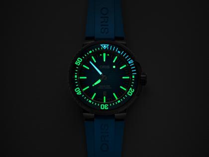 Oris Aquis Pro 1000M Automatik Titan Schwarz-PVD 49,5mm blaues Wellen-Zifferblatt blaues Kautschukband – Herrenuhren Uhr mit Datum aus Edelstahl, Kautschuk, PVD beschichtet und Titan. Das Gehäuse ist rund und schwarz. Das Kautschuk / Kunststoff / Silikon Armband ist blau. Das Zifferblatt ist ein Index in blau. – Ansicht 9