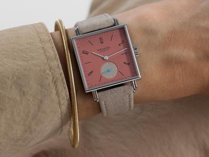 Nomos Glashütte Tetra Origins Terra Handaufzug Edelstahl 29,5mm rotes Zifferblatt graues Lederband Stahlboden – Damenuhren Uhr ohne Datum aus Edelstahl und Leder. Das Gehäuse ist quadratisch und silber. Das Lederarmband ist grau. Das Zifferblatt ist arabisch Index und rot. – Ansicht 11
