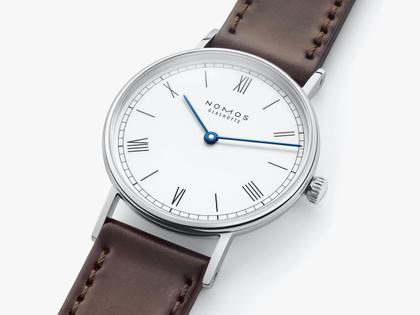 Nomos Glashütte Ludwig 33 Emailleweiß Handaufzug Edelstahl weißes Zifferblatt braunes Lederband Glasboden – Damenuhren Uhr ohne Datum aus Edelstahl. Das Gehäuse ist rund und silber. Das Lederarmband ist braun. Das Zifferblatt ist römisch Index und weiß. – Ansicht 2