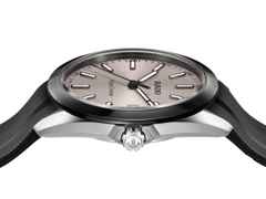 Rado HyperChrome Quarz Edelstahl 41,5mm graues Zifferblatt schwarzes Kautschukband – Herrenuhren Uhr mit Datum aus Edelstahl, Kautschuk und Keramik. Das Gehäuse ist rund und silber. Das Kautschuk / Kunststoff / Silikon Armband ist schwarz. Das Zifferblatt ist ein Index in grau. – Ansicht 3