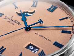 Glashütte Original Senator Excellence Panoramadatum Mondphase Automatik Edelstahl 40mm Frostkupfer Zifferblatt blaues Lederband – Herrenuhren Uhr mit Datum aus Edelstahl und Leder. Das Gehäuse ist rund und silber. Das Lederarmband Kroko / Alligator ist blau. Das Zifferblatt ist römisch und roségold. – Ansicht 3