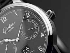 Glashütte Original Senator Observer Automatik Edelstahl 44mm graues Zifferblatt schwarzes Lederband – Herrenuhren Uhr mit Datum aus Edelstahl. Das Gehäuse ist rund und silber. Das Lederarmband ist schwarz. Das Zifferblatt ist arabisch und grau. – Ansicht 2