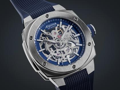 Alpina Alpiner Extreme Skeleton Automatik Edelstahl 39mm blaues Zifferblatt blaues Kautschukband – Herrenuhren Uhr ohne Datum aus Edelstahl und Kautschuk. Das Gehäuse ist rund und silber. Das Kautschuk / Kunststoff / Silikon Armband ist blau. Das Zifferblatt ist skelettiert und blau. – Ansicht 4