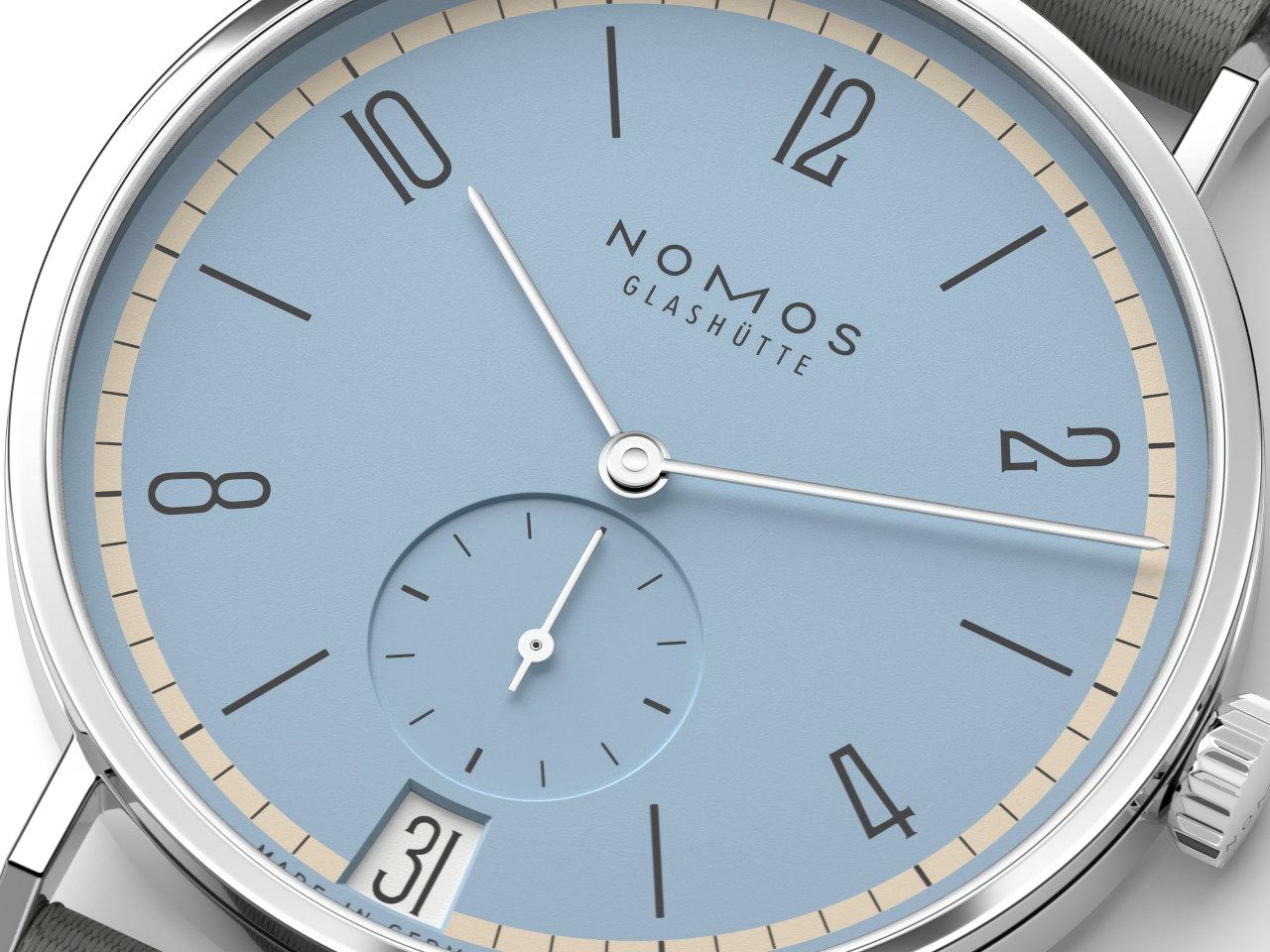 Nomos Glashütte Tangente 38 Datum "175 Years Watchmaking - Frostblau" Handaufzug Edelstahl eisblaues Zifferblatt graues Textilband Glasboden – Herrenuhren Uhr mit Datum aus Edelstahl. Das Gehäuse ist rund und silber. Das Textilarmband ist grau. Das Zifferblatt ist arabisch Index und blau. – Ansicht 3