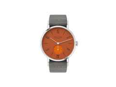 Nomos Glashütte Tangente 38 Datum "175 Years Watchmaking - Poporange" Handaufzug Edelstahl orangenes Zifferblatt graues Textilband Glasboden – Herrenuhren Uhr mit Datum aus Edelstahl. Das Gehäuse ist rund und silber. Das Textilarmband ist grau. Das Zifferblatt ist arabisch Index und orange.