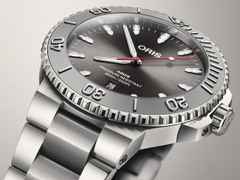 Oris Aquis Date Relief Automatik Edelstahl 43,5mm graues Zifferblatt Metallband – Herrenuhren Uhr mit Datum aus Edelstahl. Das Gehäuse ist rund und silber. Das Edelstahlarmband ist silber. Das Zifferblatt ist ein Index in grau. – Ansicht 2