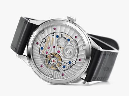 Nomos Glashütte Minimatik 39 Datum Handaufzug Edelstahl weißes Zifferblatt schwarzes Lederband – Herrenuhren Uhr mit Datum aus Edelstahl. Das Gehäuse ist rund und silber. Das Lederarmband ist schwarz. Das Zifferblatt ist arabisch Index und weiß. – Ansicht 3