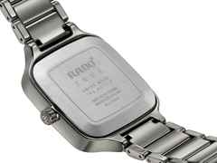 Rado True Square Automatic Keramik grau 38mm Keramikband grau – Damenuhren Uhr mit Datum aus Keramik und Titan. Das Gehäuse ist quadratisch und grau. Das Keramikarmband ist grau. Das Zifferblatt ist ein Index in grau. – Ansicht 4