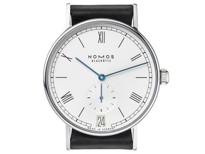 Nomos Glashütte Ludwig 38 Datum Handaufzug Edelstahl weißes Zifferblatt Metallband Glasboden – Herrenuhren Uhr mit Datum aus Edelstahl und Leder. Das Gehäuse ist rund und silber. Das Edelstahlarmband ist silber. Das Zifferblatt ist römisch Index und weiß. – Ansicht 2