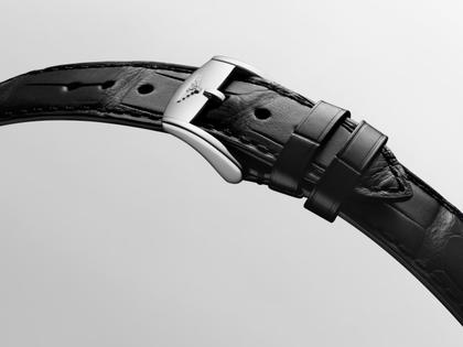 Longines Ultra Chron Classic Automatik Edelstahl 40mm silberfarbenes Zifferblatt schwarzes Lederband – Herrenuhren Uhr mit Datum aus Edelstahl und Leder. Das Gehäuse ist rund und silber. Das Lederarmband ist schwarz. Das Zifferblatt ist ein Index in silber. – Ansicht 4