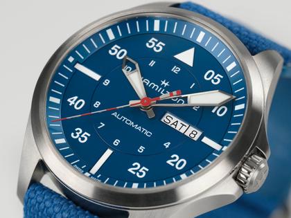 Hamilton Khaki Aviation Pilot Air Glaciers Edition Automatik Titan 42mm blaues Zifferblatt blaues Textilband – Herrenuhren Uhr mit Datum aus Titan. Das Gehäuse ist rund und silber. Das Textilarmband ist blau. Das Zifferblatt ist arabisch Index und blau. – Ansicht 3