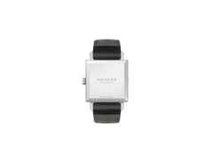 Nomos Glashütte Tetra 27 Duo Handaufzug Edelstahl 27mm weißes Zifferblatt schwarzes Lederband Stahlboden – Damenuhren Uhr ohne Datum aus Edelstahl und Leder. Das Gehäuse ist quadratisch und silber. Das Lederarmband ist schwarz. Das Zifferblatt ist arabisch Index und weiß. – Ansicht 2
