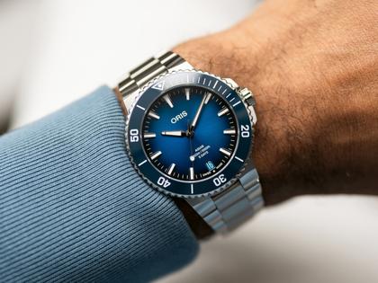Oris Aquis Date Calibre 400 Automatik Edelstahl 43,5mm blaues Zifferblatt Metallband – Herrenuhren Uhr mit Datum aus Edelstahl und Keramik. Das Gehäuse ist rund und silber. Das Edelstahlarmband ist silber. Das Zifferblatt ist ein Index in blau. – Ansicht 6