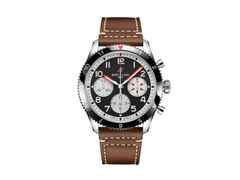 Breitling Classic Avi Chronograph 42 Mosquito Automatik Edelstahl schwarzes Zifferblatt braunes Lederband – Herrenuhren Chronograph aus Edelstahl. Das Gehäuse ist rund und silber. Das Lederarmband ist braun. Das Zifferblatt ist arabisch Index und schwarz.