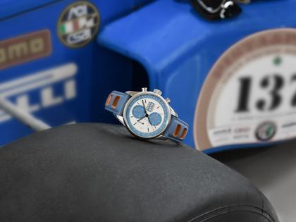 Union Glashütte Viro Chronograph Silvretta Classic 2021 Limited Edition Automatik Edelstahl 44mm weiß-blaues Zifferblatt blaues Lederband – Herrenuhren Chronograph aus Edelstahl. Das Gehäuse ist rund und silber. Das Lederarmband ist blau. Das Zifferblatt ist ein Index in blau. – Ansicht 4