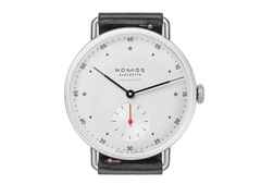 Nomos Glashütte Metro neomatik 35 Automatik Edelstahl 35mm weißes Zifferblatt schwarzes Lederband – Damenuhren Uhr ohne Datum aus Edelstahl. Das Gehäuse ist rund und silber. Das Lederarmband ist schwarz. Das Zifferblatt ist arabisch Index und silber. – Ansicht 2