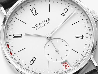 Nomos Glashütte Tangente 2date Handaufzug Edelstahl 38mm weißes Zifferblatt schwarzes Lederband Glasboden – Herrenuhren Uhr mit Datum aus Edelstahl und Leder. Das Gehäuse ist rund und silber. Das Lederarmband ist schwarz. Das Zifferblatt ist arabisch Index und silber. – Ansicht 6