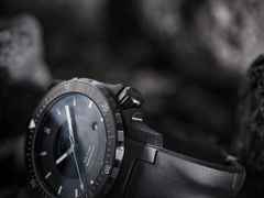 Mühle Glashütte Sea-Timer Blackmotion Automatik Edelstahl PVD-Schwarz 44mm schwarzes Zifferblatt schwarzes Kautschukband – Herrenuhren Uhr mit Datum aus Edelstahl, PVD beschichtet und Titancarbid beschichtet. Das Gehäuse ist rund und schwarz. Das Kautschuk / Kunststoff / Silikon Armband ist schwarz. Das Zifferblatt ist ein Index in schwarz. – Ansicht 4