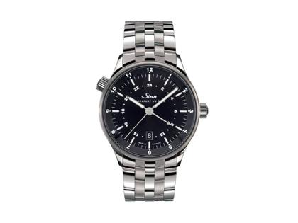 Sinn Spezialuhren 6096 Frankfurter Weltzeituhr Automatik Edelstahl 41,5mm schwarzes Zifferblatt schwarzes Lederband – Herrenuhren Uhr mit Datum aus Edelstahl. Das Gehäuse ist rund und silber. Das Lederarmband ist schwarz. Das Zifferblatt ist arabisch Index und schwarz. – Ansicht 2
