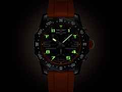 Breitling Endurance Pro 44 Chronograph Quarz Breitlight schwarzes Zifferblatt orangefarbenes Kautschukband – Herrenuhren Chronograph aus Kautschuk und Sonstiges. Das Gehäuse ist rund und schwarz. Das Kautschuk / Kunststoff / Silikon Armband ist orange. Das Zifferblatt ist arabisch Index und schwarz. – Ansicht 5