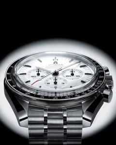 Omega Speedmaster Moonwatch Professional Chronograph Handaufzug Edelstahl 42mm weißes Zifferblatt Metallband – Herrenuhren Chronograph aus Edelstahl und eloxiertes Aluminium. Das Gehäuse ist rund und silber. Das Edelstahlarmband ist silber. Das Zifferblatt ist ein Index in weiß. – Ansicht 3