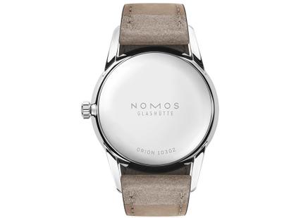 Nomos Glashütte Orion 33 Duo Handaufzug Edelstahl 33mm weißes Zifferblatt beiges Lederband Stahlboden – Damenuhren Uhr ohne Datum aus Edelstahl. Das Gehäuse ist rund und silber. Das Lederarmband ist beige. Das Zifferblatt ist ein Index in beige. – Ansicht 2