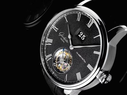 Glashütte Original Senator Tourbillon Automatik Weißgold 42mm schwarzes Zifferblatt graues Lederband – Herrenuhren Uhr mit Datum aus 750 Weißgold. Das Gehäuse ist rund und silber. Das Lederarmband Kroko / Alligator ist grau. Das Zifferblatt ist römisch und grau. – Ansicht 2