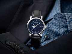 Mühle Glashütte Teutonia IV BlueMoon Automatik Edelstahl 39mm nachtblaues Zifferblatt schwarzes Lederband – Herrenuhren Uhr mit Datum aus Edelstahl und Leder. Das Gehäuse ist rund und silber. Das Lederarmband ist schwarz. Das Zifferblatt ist ein Index in blau. – Ansicht 4