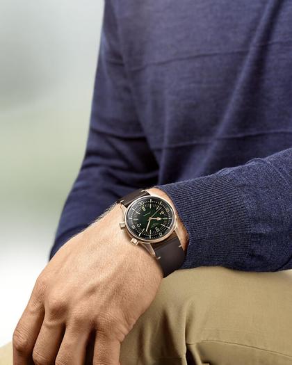 Longines Legend Diver Automatik Bronze 42mm grünes Zifferblatt braunes Lederband und grünes Natoband – Herrenuhren Uhr ohne Datum aus Bronze und Titan. Das Gehäuse ist rund und roségold. Das Lederarmband ist braun. Das Zifferblatt ist arabisch Index und grün. – Ansicht 4