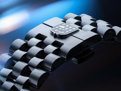 Frederique Constant Manufacture Classic Worldtimer Automatik Edelstahl 40mm blaues Zifferblatt Metallband – Herrenuhren Uhr ohne Datum aus Edelstahl. Das Gehäuse ist rund und silber. Das Edelstahlarmband ist silber. Das Zifferblatt ist ein Index in blau. – Ansicht 6