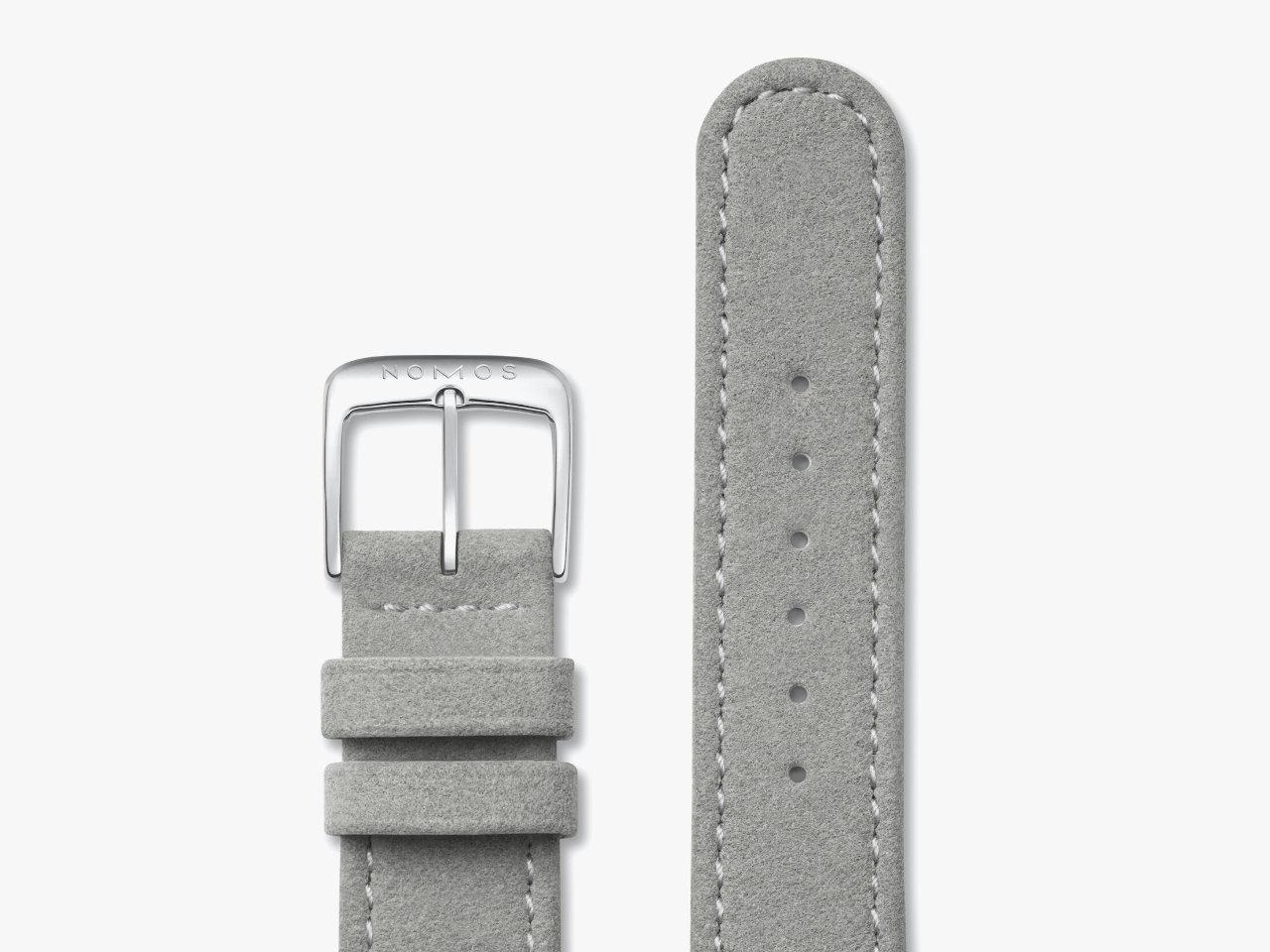 Nomos Glashütte Tetra Die Unerreichbare Handaufzug Edelstahl 29mm silberfarbenes Zifferblatt graues Veloursband Glasboden – Damenuhren Uhr ohne Datum aus Edelstahl und Leder. Das Gehäuse ist quadratisch und silber. Das Lederarmband ist grau. Das Zifferblatt ist arabisch Index und silber. – Ansicht 5