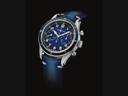 Montblanc 1858 Automatic Chronograph blau – Herrenuhren Chronograph aus Titan. Das Gehäuse ist rund und silber. Das Lederarmband ist blau. Das Zifferblatt ist arabisch Index und blau. – Ansicht 2