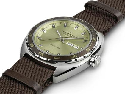 Hamilton American Classic Pan Europ Day Date Automatik Edelstahl 42 mm grünes Zifferblatt grünes Lederband – Herrenuhren Uhr mit Datum aus Edelstahl und Leder. Das Gehäuse ist rund und silber. Das Lederarmband ist grün. Das Zifferblatt ist ein Index in grün. – Ansicht 4