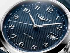 Longines Master Collection Automatik Edelstahl 39mm blaues Zifferblatt blaues Lederband – Herrenuhren Uhr mit Datum aus Edelstahl und Leder. Das Gehäuse ist rund und silber. Das Lederarmband ist blau. Das Zifferblatt ist arabisch und blau. – Ansicht 2