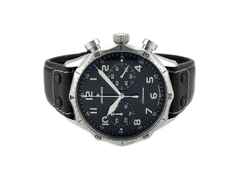 Junghans Meister Pilot Chronoscope Automatik Edelstahl 43mm schwarzes Zifferblatt schwarzes Lederband 27/3590.00 Full Set Occasion – Herrenuhren Chronograph aus Edelstahl. Das Gehäuse ist rund und silber. Das Lederarmband ist schwarz. Das Zifferblatt ist arabisch Index und schwarz.