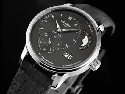 Glashütte Original PanoMaticLunar Automatik Edelstahl 40mm graues Zifferblatt graues Lederband – Herrenuhren Uhr mit Datum aus Edelstahl. Das Gehäuse ist rund und silber. Das Lederarmband Kroko / Alligator ist anthrazit. Das Zifferblatt ist ein Index in grau. – Ansicht 4