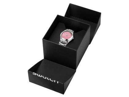 Swatch Irony Lady Blossom Time Petal Charm Quarz Edelstahl 33mm rosa Zifferblatt Metallband – Damenuhren Uhr ohne Datum aus Edelstahl. Das Gehäuse ist rund und silber. Das Edelstahlarmband ist silber. Das Zifferblatt ist ohne Zeichen und rosa. – Ansicht 6