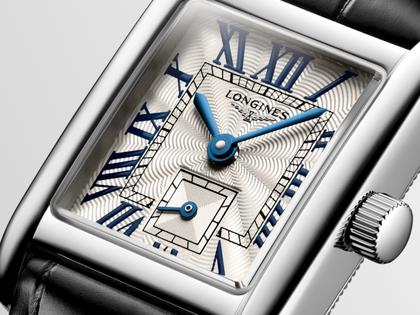 Longines DolceVita   Mini Quarz Edelstahl 22x29mm silbernes Zifferblatt schwarzes Lederband – Damenuhren Uhr ohne Datum aus Edelstahl und Leder. Das Gehäuse ist rechteckig und silber. Das Lederarmband Kroko / Alligator ist schwarz. Das Zifferblatt ist römisch und silber. – Ansicht 3