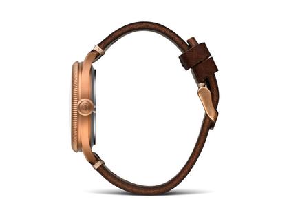 Hanhart Pioneer One Bronze grünes Zifferblatt Limited Edition – Herrenuhren Uhr mit Datum aus Bronze und Edelstahl. Das Gehäuse ist rund und roségold. Das Lederarmband ist braun. Das Zifferblatt ist arabisch und grün. – Ansicht 2