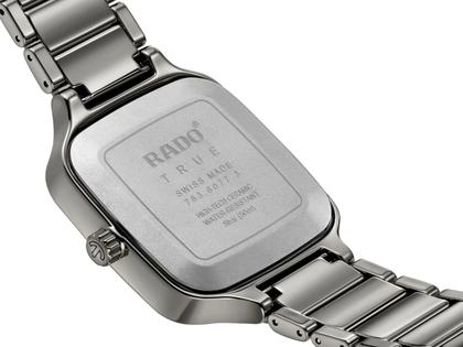 Rado True Square Automatic Keramik grau 38mm Keramikband grau – Damenuhren Uhr mit Datum aus Keramik und Titan. Das Gehäuse ist quadratisch und grau. Das Keramikarmband ist grau. Das Zifferblatt ist ein Index in grau. – Ansicht 4