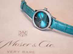 H. Moser & Cie. Endeavour Centre Seconds Diamonds Purity Blue Lagoon Automatic Edelstahl 38mm blaues Zifferblatt schwarzes Lederband – Damenuhren Uhr ohne Datum aus Edelstahl. Das Gehäuse ist rund und silber. Das Lederarmband Kroko / Alligator ist braun. Das Zifferblatt ist ein Index in blau. – Ansicht 3