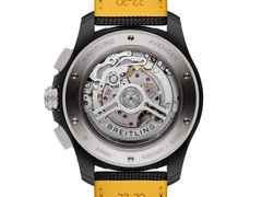 Breitling Avenger B01 Chronograph 44 Night Mission Automatik Keramik gelbes Zifferblatt schwarzes Lederband – Herrenuhren Chronograph aus Keramik, Leder und Titan. Das Gehäuse ist rund und schwarz. Das Lederarmband ist schwarz. Das Zifferblatt ist ein Index in gelb. – Ansicht 4