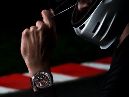 TAG Heuer Formula 1 Chronograph Automatik Titan 44mm schwarzes Zifferblatt schwarzes Kautschukband – Herrenuhren Chronograph aus Aluminium, DLC beschichtet, Kautschuk und Titan. Das Gehäuse ist rund und grau. Das Kautschuk / Kunststoff / Silikon Armband ist schwarz. Das Zifferblatt ist ein Index in schwarz. – Ansicht 6