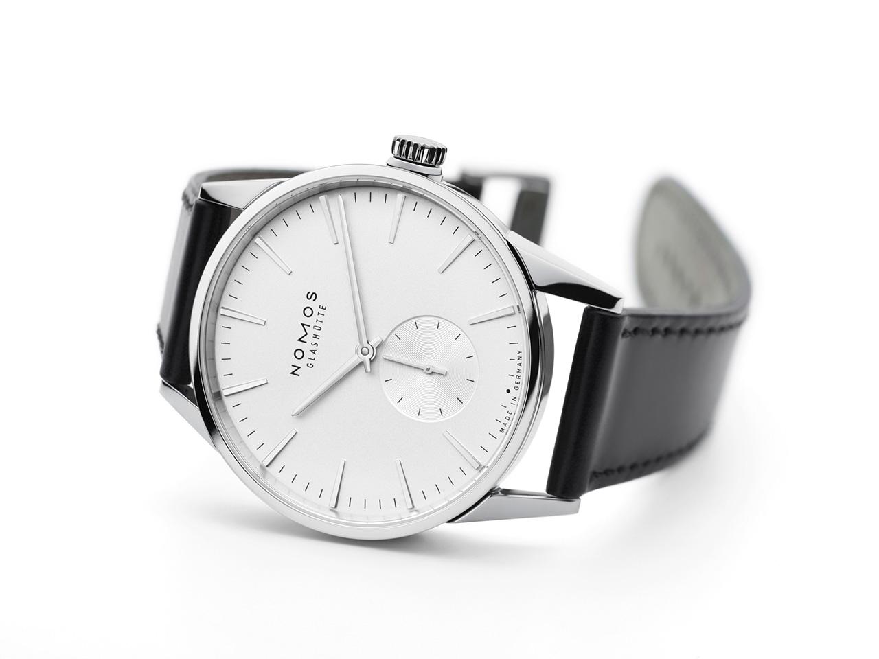 Nomos Glashütte Zürich Automatik Edelstahl 40mm weißes Zifferblatt schwarzes Lederband Glasboden – Herrenuhren Uhr ohne Datum aus Edelstahl. Das Gehäuse ist rund und silber. Das Lederarmband ist schwarz. Das Zifferblatt ist ein Index in weiß. – Ansicht 4