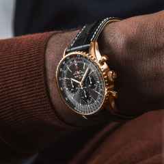 Breitling Navitimer B01 Chronograph 43 Rotgold anthrazitfarbenes Zifferblatt schwarzes Lederband Germany Gold Edition – Herrenuhren Chronograph aus 750 Rotgold. Das Gehäuse ist rund und roségold. Das Lederarmband Kroko / Alligator ist schwarz. Das Zifferblatt ist ein Index in grau. – Ansicht 5